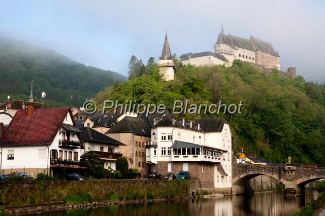 luxembourg 13.jpg - Ch‚teau de Vianden surplombant la riviËre OurArdennes luxembourgeoises, district de DiekirchGrand DuchÈ de Luxembourg